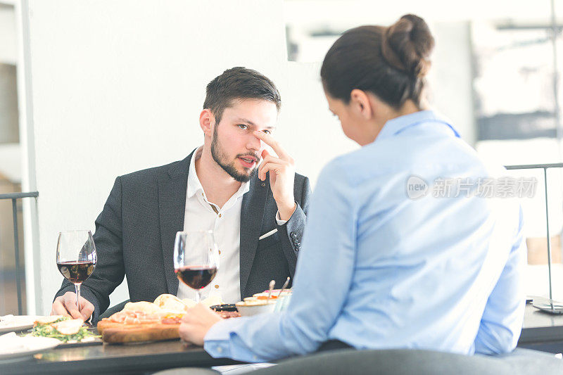 商务人士在餐厅午休。餐馆里的商务会话。