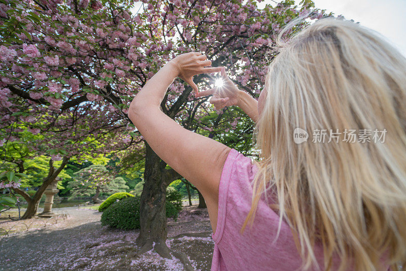 一个年轻女子在诬陷一棵樱花树