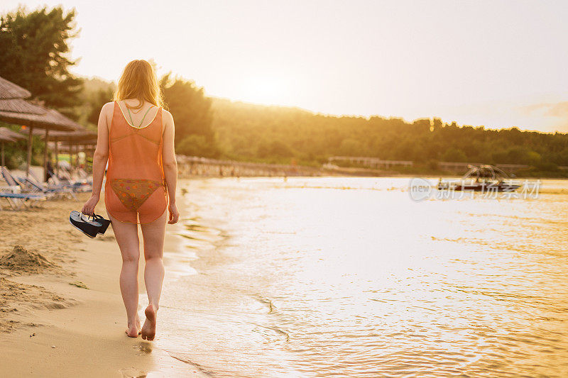 年轻女子在海滩上享受美丽的夏日
