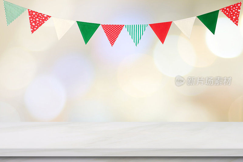 空的白色大理石桌上五彩缤纷的党旗和模糊的散景背景，新年，圣诞节，节日的背景，横幅