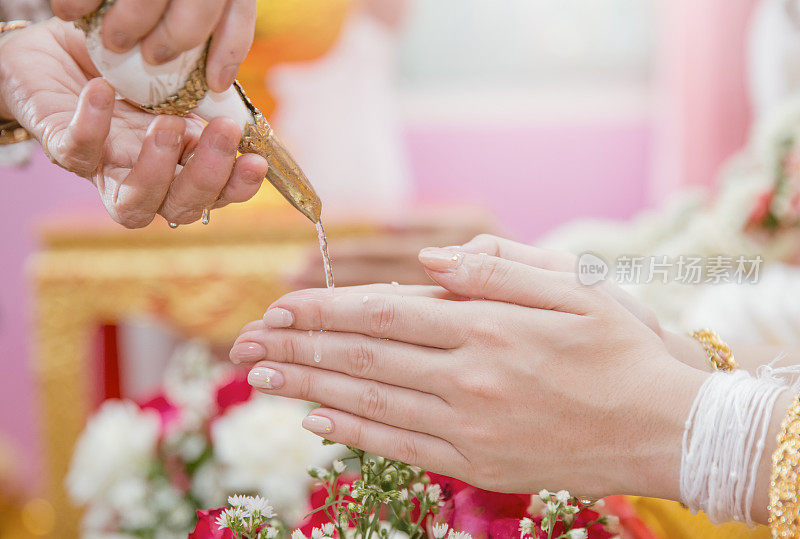 泰国婚礼上，双手将祝福水倒进新娘的手中