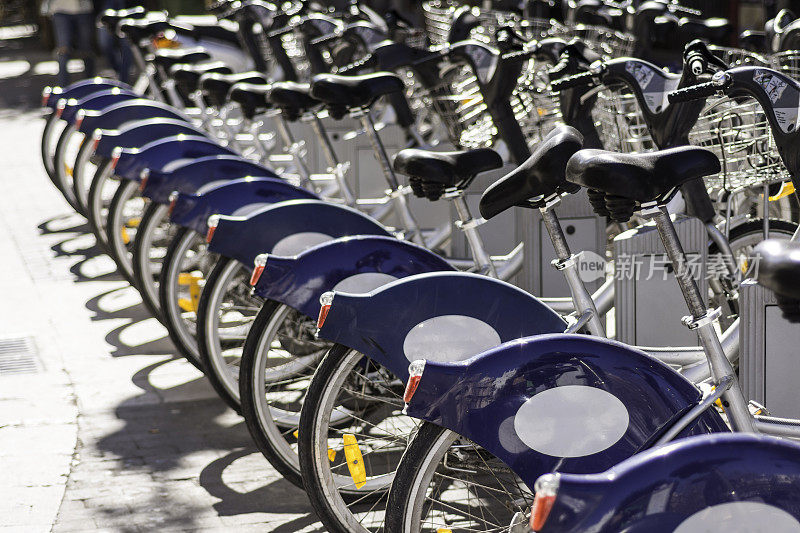城市自行车出租。街上停着一排出租自行车。