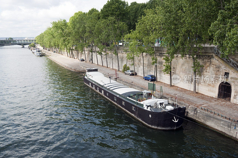 塞纳河码头上停靠的船只法国巴黎