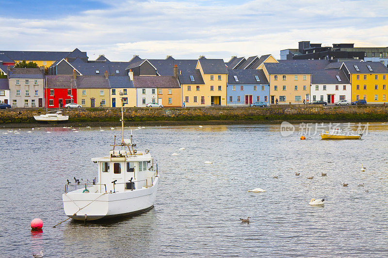 爱尔兰海岸景观，典型的带有倾斜屋顶的彩色渔民房屋(戈尔韦-爱尔兰)