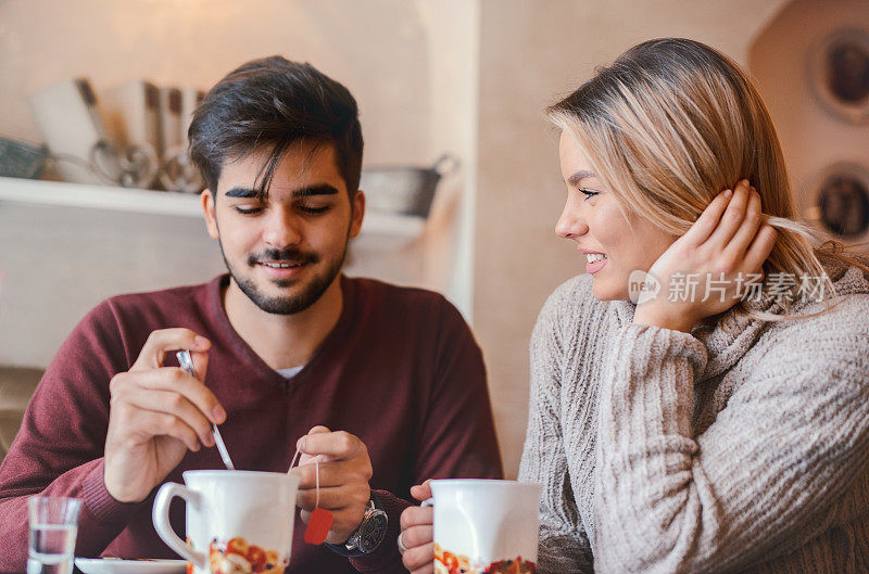 一对浪漫恩爱的情侣在咖啡馆里喝茶约会。约会、爱情关系