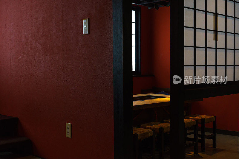 日本餐厅的室内设计采用红色和黄色