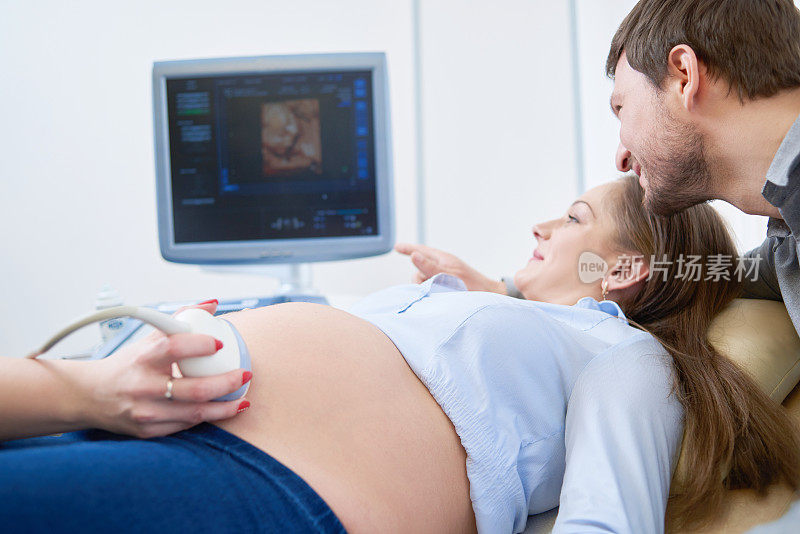 爱夫妇的主治医生为怀孕超声波程序