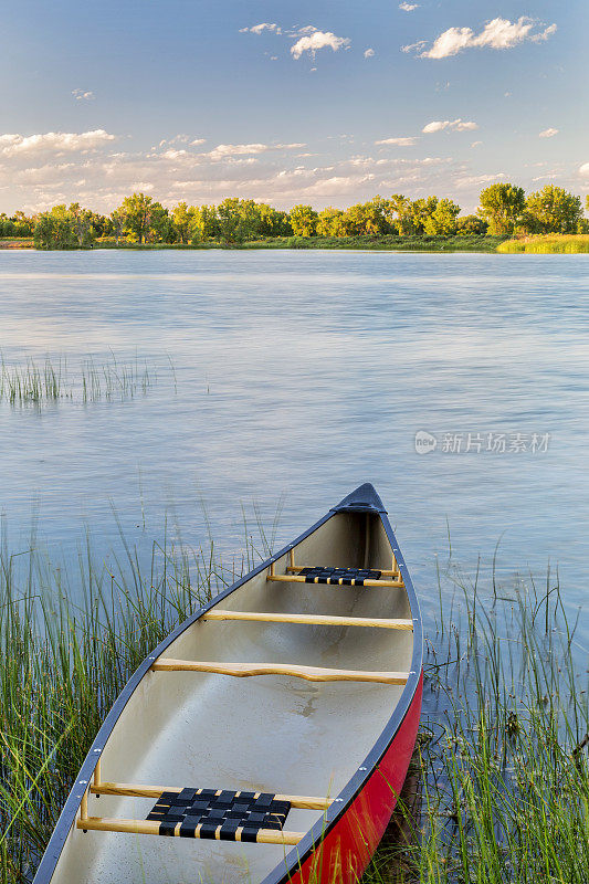 湖面上的红色独木舟准备划桨