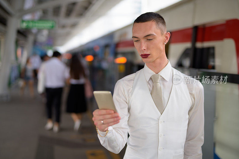 在泰国曼谷的BTS空中火车站，年轻英俊的中性商人的肖像