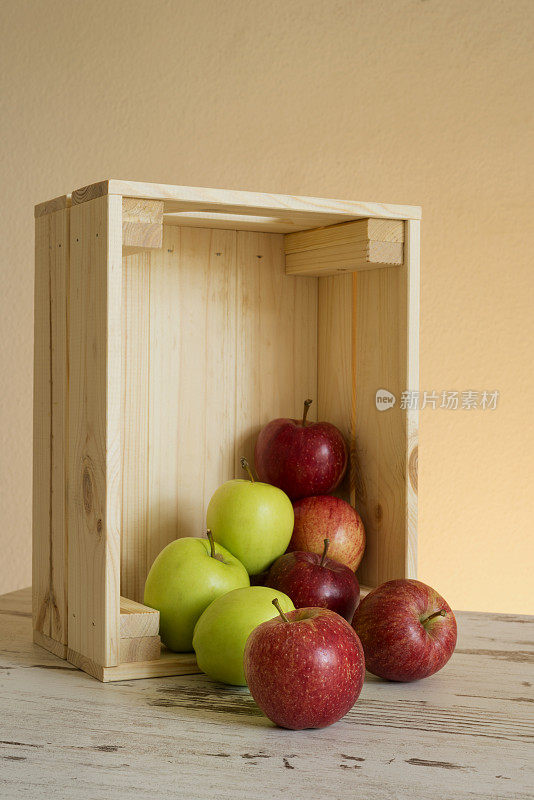 苹果和水果装在木箱里，随时可以走
