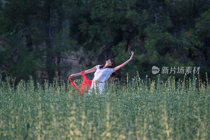 快乐的女人在草地上放松和跳舞