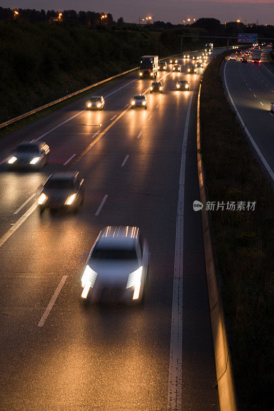 德国高速公路夜间的交通状况