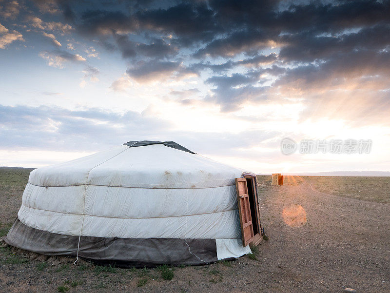 蒙古包位于蒙古戈壁沙漠景观中