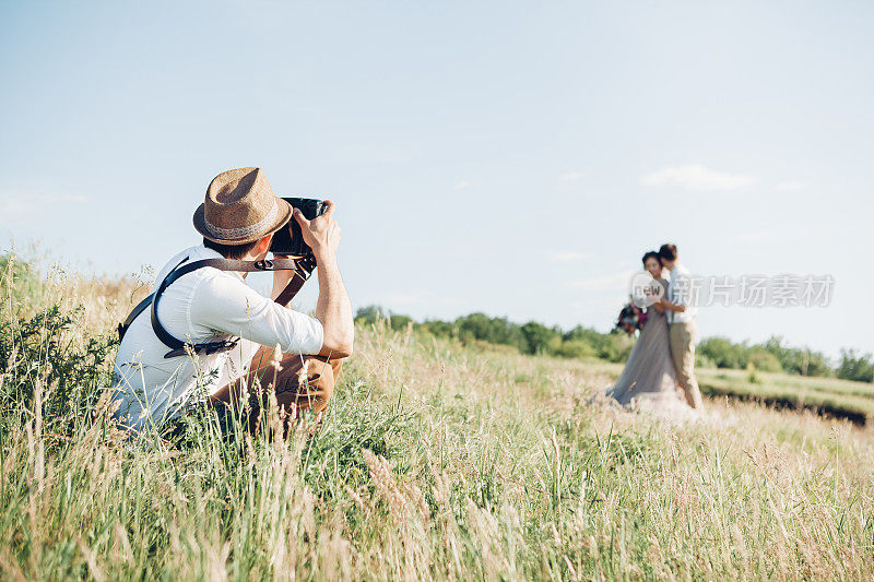 婚礼摄影师拍摄的照片，新娘和新郎在自然，美术照片