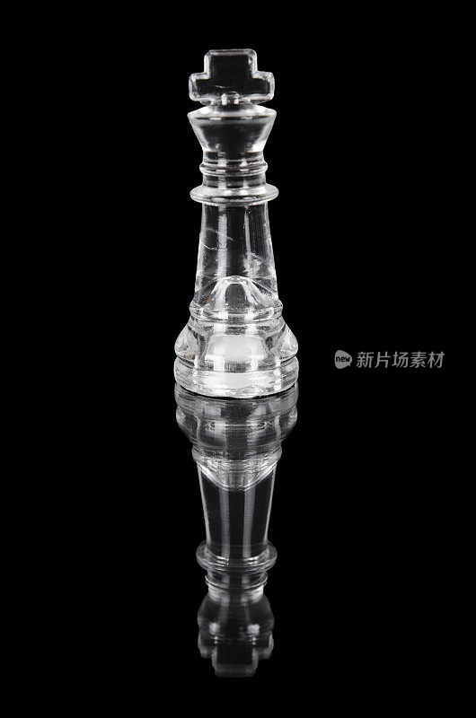 玻璃棋王在黑色孤立的背景上。