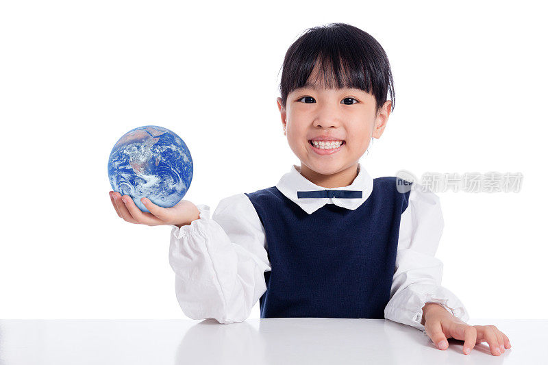 亚洲小中国女孩拿着世界地球仪
