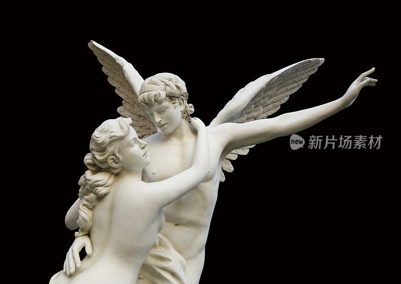 一个天使和女人的雕塑孤立在黑色的背景上。