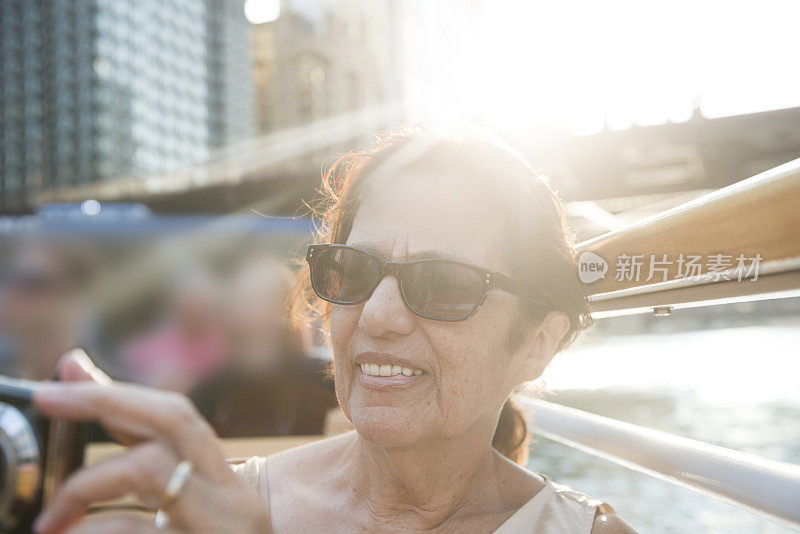 微笑的资深西班牙裔妇女芝加哥天际线享受之旅