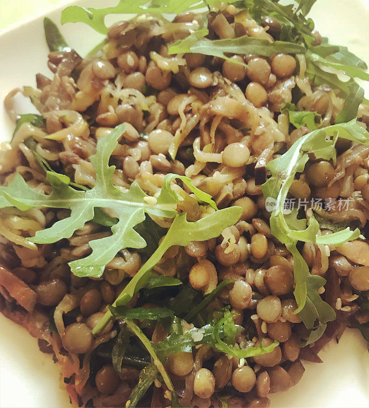 健康食品:绿扁豆和芝麻菜沙拉