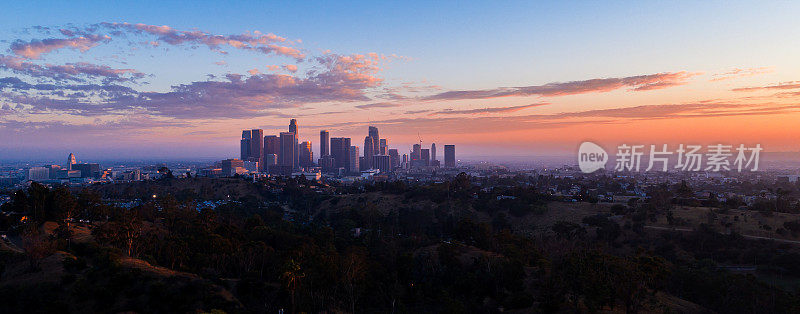 日落时分的洛杉矶市中心天际线全景