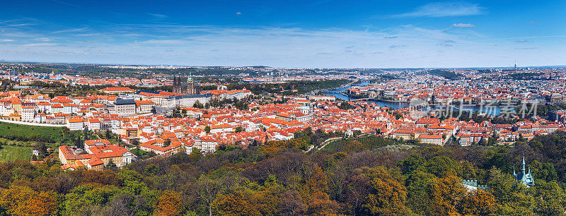 布拉格全景城市天际线与老城区，布拉格城堡，查尔斯桥，圣维塔斯大教堂。布拉格,捷克共和国