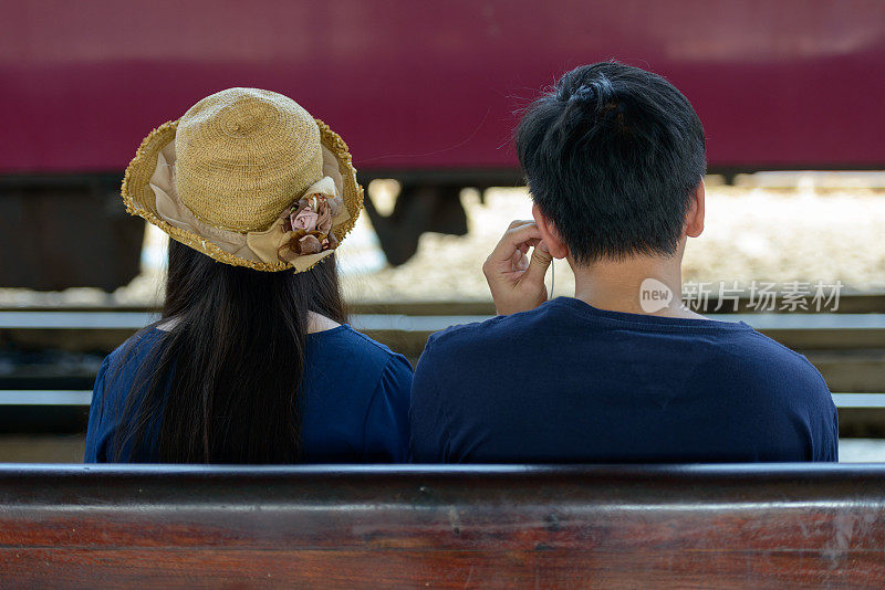 年轻的亚洲游客夫妇在泰国曼谷华兰芳火车站一起