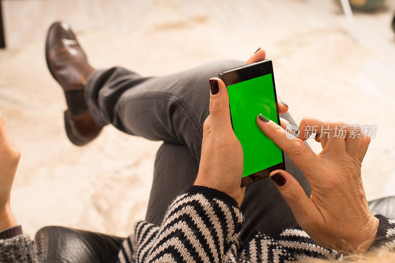 成熟女人用绿屏智能手机