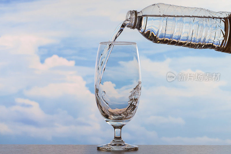 饮用水倒进玻璃杯里。