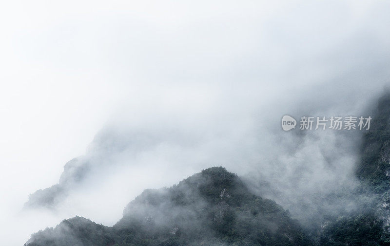山上的云雾——阴森森的山丘——单色极简主义