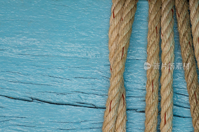 船绳或海洋绳索上的蓝色木质纹理背景。