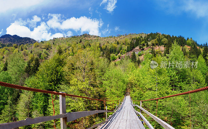 格鲁吉亚。高加索地区。木制的吊桥