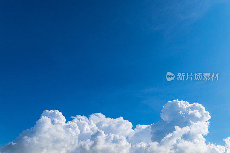蓝色的天空和云彩作为背景。阳光灿烂的日子