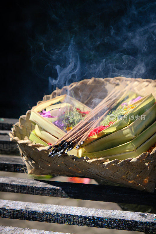 巴厘岛的祈祷和礼拜供品