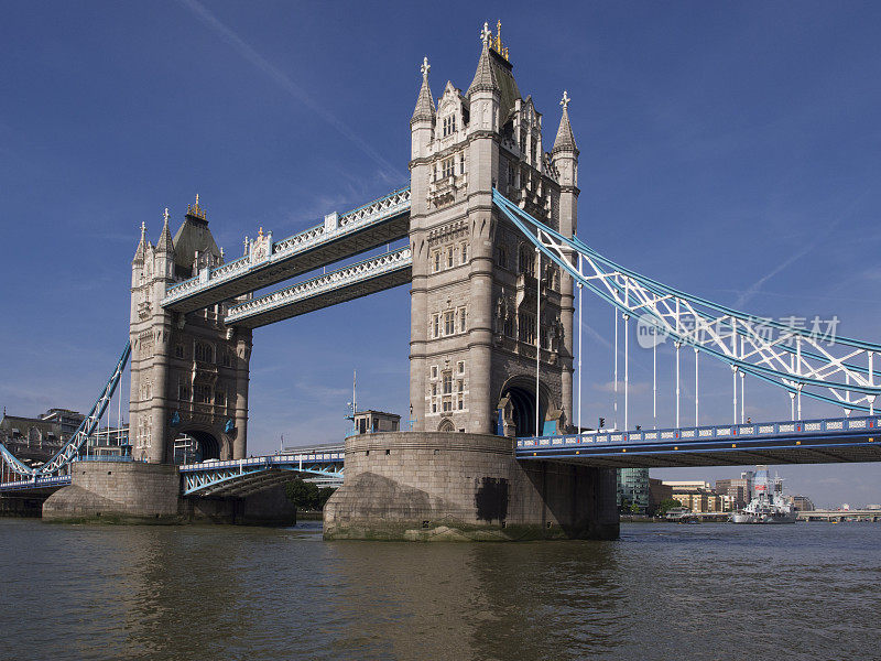 英国伦敦泰晤士河上的塔桥。