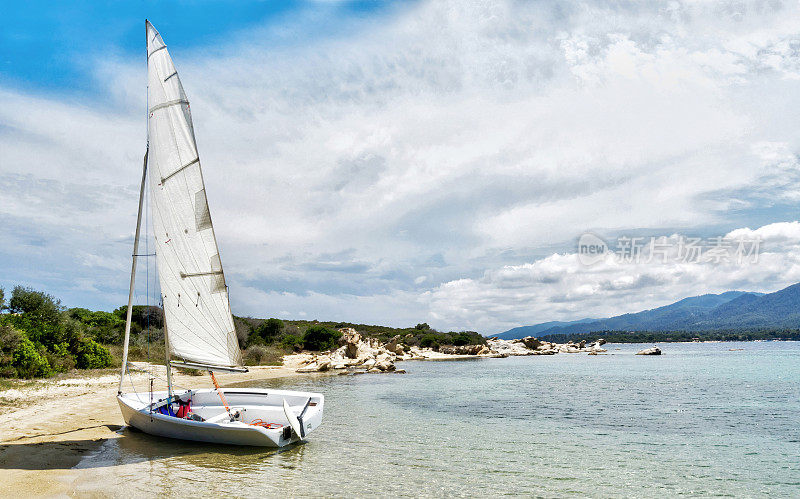 希腊，哈尔基迪基，一艘白色的小帆船
