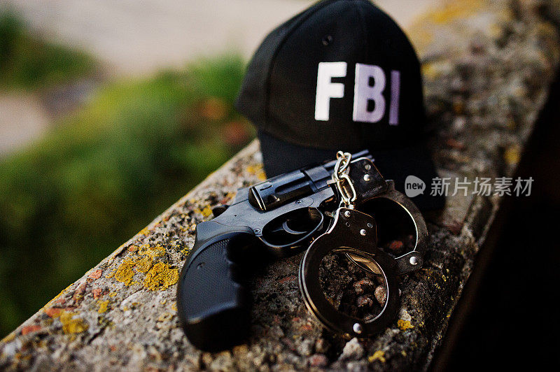 FBI戴着左轮手枪和手铐的帽子。