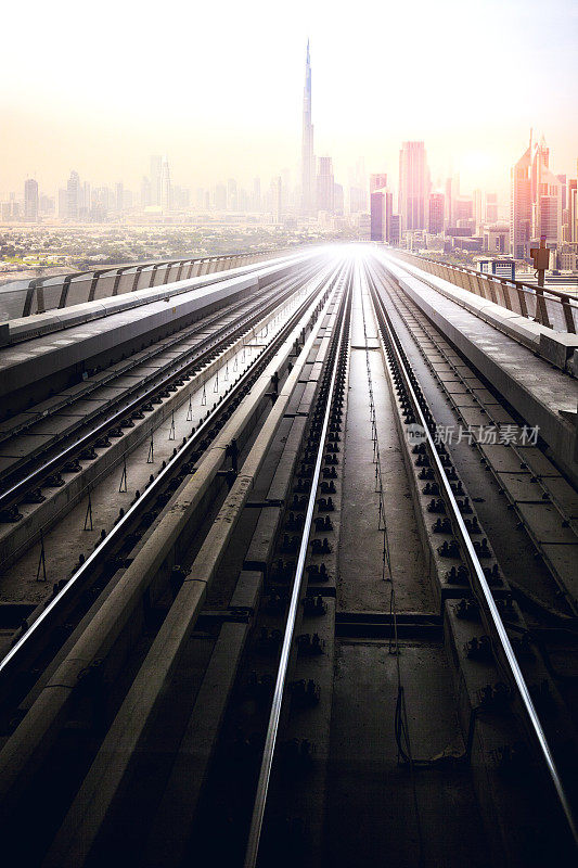迪拜地铁车站和市中心天际线
