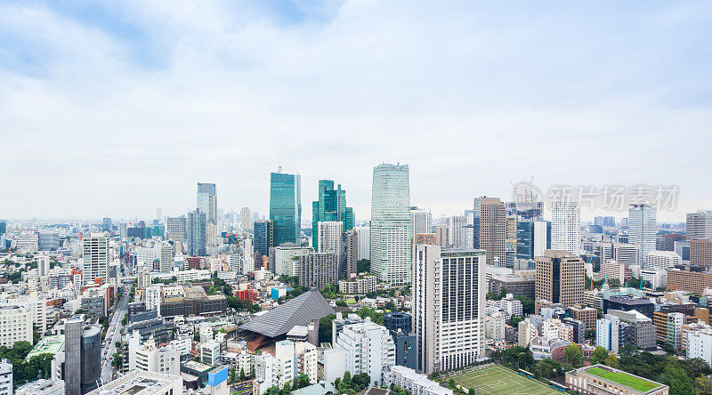 鸟瞰图从东京塔在戏剧性的早晨蓝色多云的天空在东京，日本