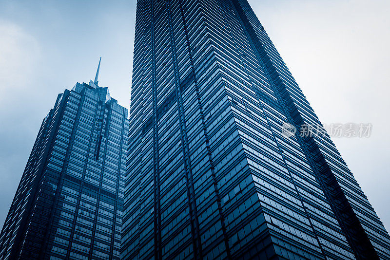高耸入云的现代摩天大楼