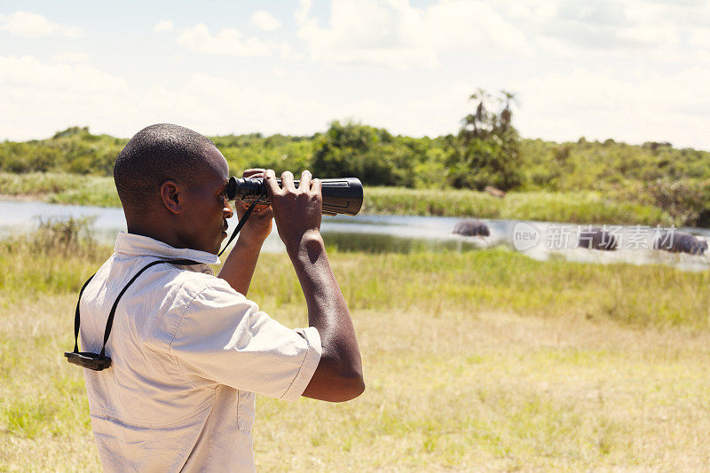 在东非的一次狩猎中使用双筒望远镜