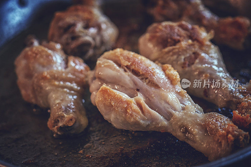 准备用青豆，豌豆和辣椒做的鸡肉海鲜饭