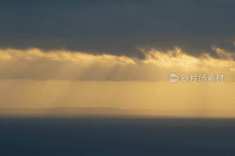 夕阳落在一片深沉的大海上