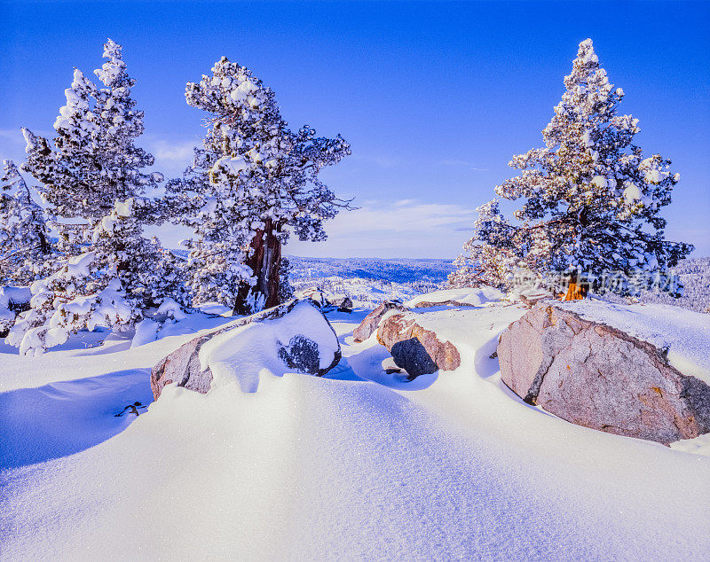 冬季雪山脊南太浩湖，加利福尼亚州。