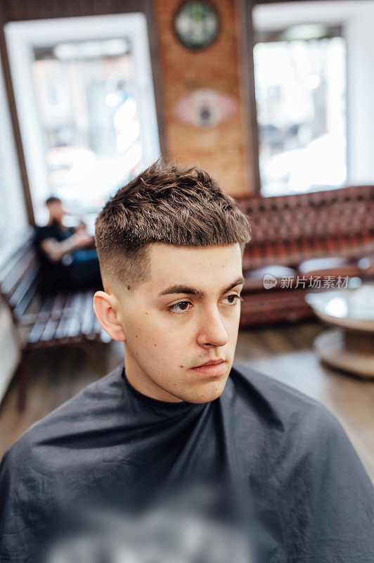 男模特在理发店里展示自己的发型
