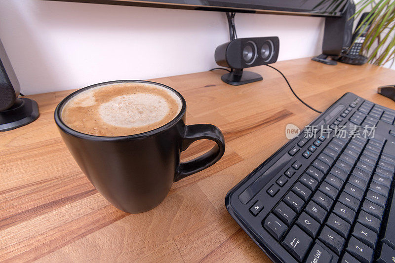 桌上型电脑工作站的一杯咖啡