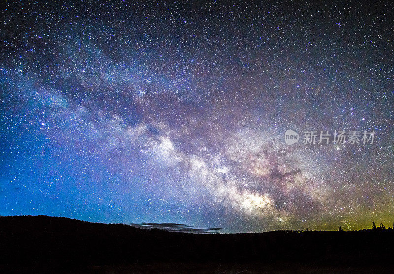 加州北部黎明前的银河