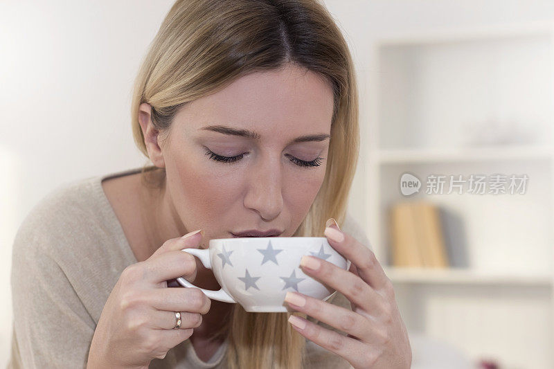 有经前综合症的年轻女人在喝茶