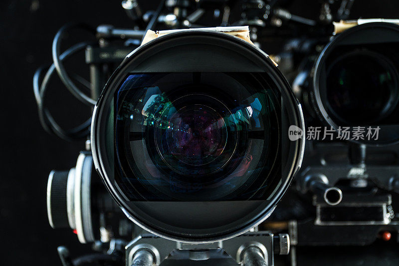 近距离拍摄的电影镜头用很多设备拍摄电影或电影在一个部门拍摄。电影镜头。摄影镜头。