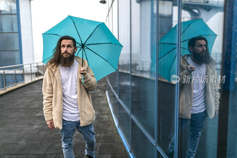 长发游客对雨天感到失望