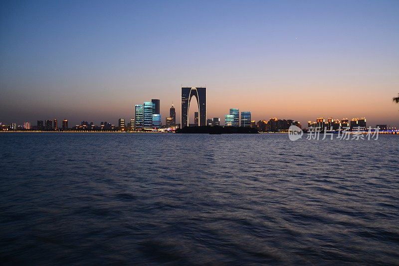 苏州SIP天际线黄昏在金鸡湖，中国江苏